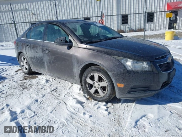 2014 Chevrolet Cruze 1LT z VIN 1G1PC5SB0E7419345, wystawiony jako IAAI lot #41412379 z przebiegiem 114 282 mil mil oraz . Historia ofert i sprzedaży dostępna na DreamBid. Obrazek 1.