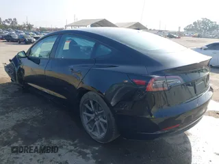2023 Tesla Model 3 z VIN 5YJ3E1EA0PF680287, wystawiony jako IAAI lot #39491902 z przebiegiem 12 480 mil mil oraz . Historia ofert i sprzedaży dostępna na DreamBid. Obrazek 3.