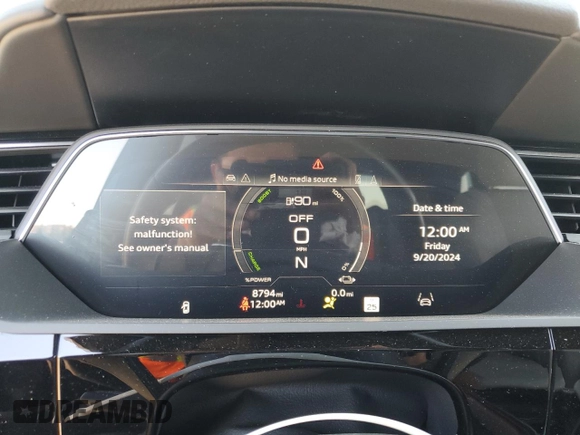 2024 Audi Q8 e-tron Prestige z VIN WA16ABGE2RB006933, wystawiony jako Copart lot #72645354 z przebiegiem 8 794 mil mil oraz Szkoda całkowita • Salvage title. Historia ofert i sprzedaży dostępna na DreamBid. Obrazek 9.