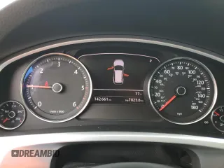 2011 Volkswagen Touareg Lux z VIN WVGFK9BP4BD001551, wystawiony jako Copart lot #58743065 z przebiegiem 142 661 mil mil oraz Szkoda całkowita • Salvage title. Historia ofert i sprzedaży dostępna na DreamBid. Obrazek 9.
