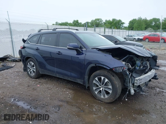 2022 Toyota Highlander XLE with VIN 5TDGZRBH6NS591080, listed as a IAAI auction lot 42271952 with 36,895 mi miles and . Bid and sale history available at DreamBid. Image 1.