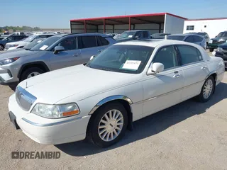 2003 Lincoln Town Car Signature z VIN 1LNHM82W03Y614572, wystawiony jako IAAI lot #42221572 z przebiegiem 170 762 mil mil oraz . Historia ofert i sprzedaży dostępna na DreamBid. Obrazek 2.