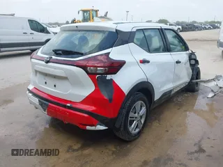 2022 Nissan Kicks S z VIN 3N1CP5BVXNL487512, wystawiony jako IAAI lot #42067716 z przebiegiem 66 236 mil mil oraz . Historia ofert i sprzedaży dostępna na DreamBid. Obrazek 4.