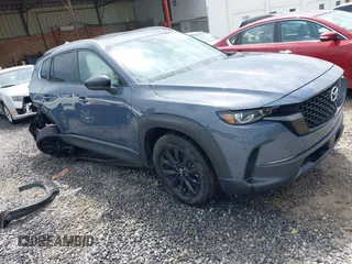 2024 Mazda CX-50 S Premium z VIN 7MMVABDM1RN187387, wystawiony jako IAAI lot #42164543 z przebiegiem 28 576 mil mil oraz . Historia ofert i sprzedaży dostępna na DreamBid. Obrazek 1.