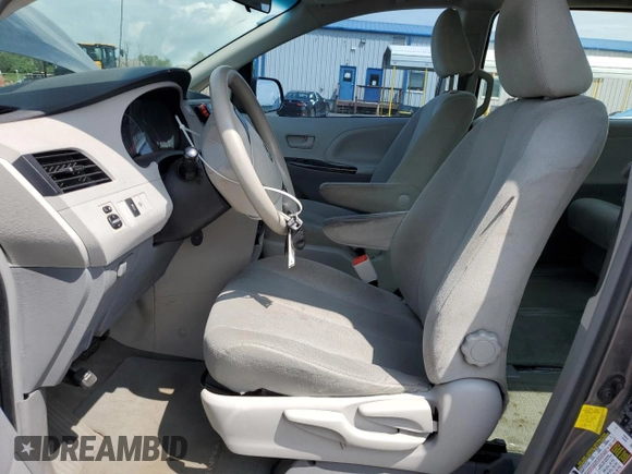 2012 Toyota Sienna с VIN 5TDZK3DCXCS198708, выставлен на аукционе Copart как лот 62806745 с пробегом 172 460 миль миль и Списание • Salvage title. История ставок и продаж доступна на DreamBid. Изображение 7.