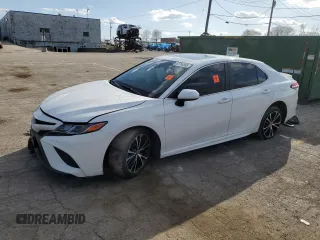 2020 Toyota Camry SE z VIN 4T1G11AK9LU392339, wystawiony jako Copart lot #50765865 z przebiegiem Nie podano mil oraz Szkoda całkowita • Salvage title. Historia ofert i sprzedaży dostępna na DreamBid. Obrazek 1.