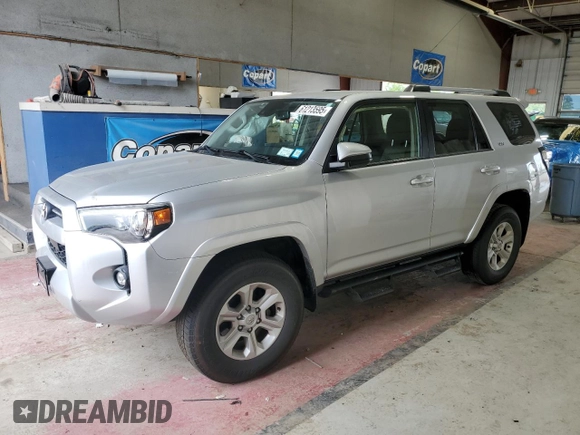 2023 Toyota 4Runner SR5 z VIN JTEMU5JR0P6106886, wystawiony jako Copart lot #61213595 z przebiegiem 30 183 mil mil oraz Szkoda całkowita • Salvage title. Historia ofert i sprzedaży dostępna na DreamBid. Obrazek 1.