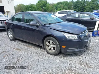 2014 Chevrolet Cruze 1LT z VIN 1G1PC5SB4E7315862, wystawiony jako IAAI lot #42645725 z przebiegiem 70 152 mil mil oraz . Historia ofert i sprzedaży dostępna na DreamBid. Obrazek 1.
