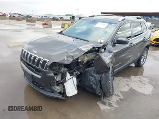2019 Jeep Cherokee Latitude Plus z VIN 1C4PJLLX1KD241874, wystawiony jako IAAI lot #41313447 z przebiegiem 108 649 mil mil oraz . Historia ofert i sprzedaży dostępna na DreamBid. Obrazek 2.