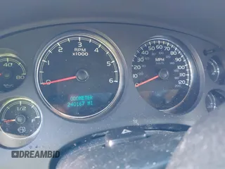 2008 Chevrolet Suburban LTZ z VIN 1GNFC160X8R173120, wystawiony jako IAAI lot #41422800 z przebiegiem 240 167 mil mil oraz . Historia ofert i sprzedaży dostępna na DreamBid. Obrazek 7.
