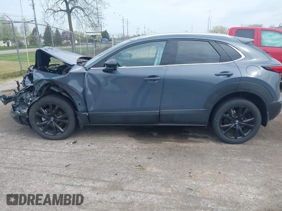 2024 Mazda CX-30 Premium z VIN 3MVDMBDY7RM613744, wystawiony jako IAAI lot #42127815 z przebiegiem 8 889 mil mil oraz . Historia ofert i sprzedaży dostępna na DreamBid. Obrazek 14.