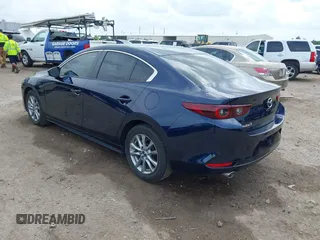 2023 Mazda 3 S z VIN 3MZBPAAM2PM361827, wystawiony jako IAAI lot #42389609 z przebiegiem 17 697 mil mil oraz . Historia ofert i sprzedaży dostępna na DreamBid. Obrazek 3.