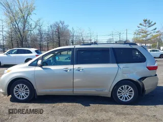 2017 Toyota Sienna XLE Auto Access Seat with VIN 5TDYZ3DC4HS862189, listed as a IAAI auction lot 41989366 with 58,879 mi miles. Bid and sale history available at carsss.com. Image 14.