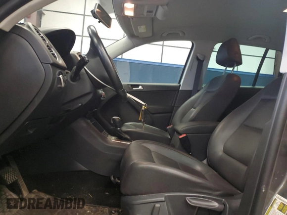 2015 Volkswagen Tiguan SE z VIN WVGBV7AX8FW574023, wystawiony jako Copart lot #50027465 z przebiegiem 101 145 mil mil oraz Czysty tytuł • Clean title. Historia ofert i sprzedaży dostępna na DreamBid. Obrazek 7.