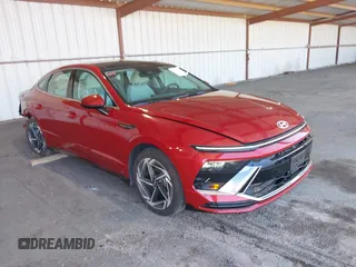 2024 Hyundai Sonata SEL z VIN KMHL14JA0RA350403, wystawiony jako IAAI lot #42208113 z przebiegiem 11 396 mil mil oraz . Historia ofert i sprzedaży dostępna na DreamBid. Obrazek 1.