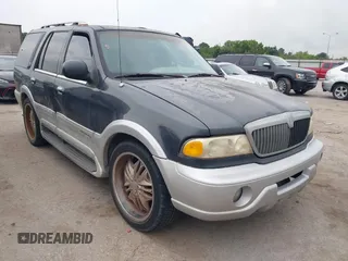 1999 Lincoln Navigator z VIN 5LMRU27A8XLJ25948, wystawiony jako IAAI lot #42360333 z przebiegiem Nie podano mil oraz . Historia ofert i sprzedaży dostępna na DreamBid. Obrazek 1.