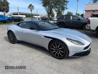 2021 Aston Martin DB11 V8 z VIN SCFRMFAWXMGL10429, wystawiony jako Copart lot #57315395 z przebiegiem 1737 mil mil oraz Tytuł czysty. Historia ofert i sprzedaży dostępna na DreamBid. Obrazek 1.