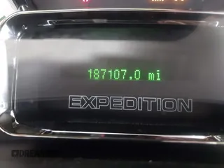 2011 Ford Expedition Max XLT z VIN 1FMJK1H57BEF01229, wystawiony jako IAAI lot #39462564 z przebiegiem 187 107 mil mil oraz . Historia ofert i sprzedaży dostępna na DreamBid. Obrazek 7.
