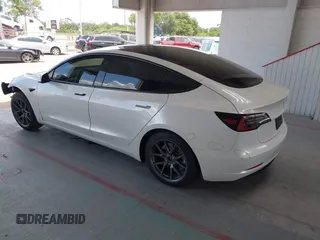 2023 Tesla Model 3 z VIN 5YJ3E1EAXPF606178, wystawiony jako IAAI lot #42543528 z przebiegiem 26 638 mil mil oraz . Historia ofert i sprzedaży dostępna na DreamBid. Obrazek 3.