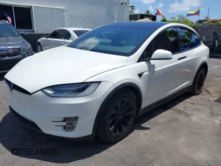 2017 Tesla Model X 90D z VIN 5YJXCBE25HF078198, wystawiony jako IAAI lot #42470050 z przebiegiem 66 850 mil mil oraz . Historia ofert i sprzedaży dostępna na DreamBid. Obrazek 17.