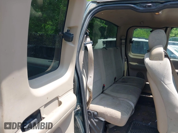 2001 Ford F-150 XL с VIN 1FTRX18L81NB37683, выставлен на аукционе IAAI как лот 42400199 с пробегом Не указан миль и . История ставок и продаж доступна на DreamBid. Изображение 8.