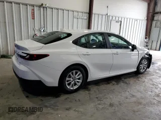 2025 Toyota Camry LE z VIN 4T1DAACK3SU093878, wystawiony jako Copart lot #58537315 z przebiegiem 7 640 mil mil oraz Czysty tytuł • Clean title. Historia ofert i sprzedaży dostępna na DreamBid. Obrazek 3.