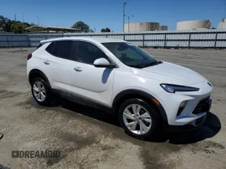 2024 Buick Encore GX Preferred z VIN KL4AMBS24RB079784, wystawiony jako Copart lot #61020865 z przebiegiem 13 290 mil mil oraz Czysty tytuł • Clean title. Historia ofert i sprzedaży dostępna na DreamBid. Obrazek 4.