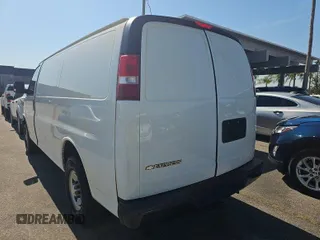 2021 Chevrolet Express Cargo z VIN 1GCWGAFP1M1309427, wystawiony jako IAAI lot #42354467 z przebiegiem 97 907 mil mil oraz . Historia ofert i sprzedaży dostępna na DreamBid. Obrazek 1.