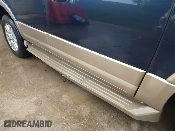 2013 Ford Expedition XLT с VIN 1FMJU1H50DEF14630, выставлен на аукционе IAAI как лот 42258934 с пробегом 196 843 миль миль и . История ставок и продаж доступна на DreamBid. Изображение 6.