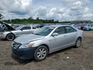 2010 Toyota Camry z VIN 4T1BF3EK3AU085327, wystawiony jako Copart lot #61235225 z przebiegiem 211 750 mil mil oraz Czysty tytuł • Clean title. Historia ofert i sprzedaży dostępna na DreamBid. Obrazek 1.