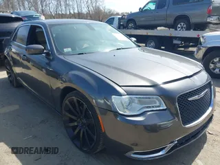 2015 Chrysler 300 Limited z VIN 2C3CCAAG3FH802072, wystawiony jako IAAI lot #41946100 z przebiegiem 201 801 mil mil oraz . Historia ofert i sprzedaży dostępna na DreamBid. Obrazek 1.