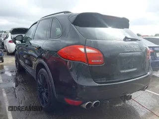 2011 Porsche Cayenne Turbo z VIN WP1AC2A23BLA84905, wystawiony jako IAAI lot #42295176 z przebiegiem 171 027 mil mil oraz . Historia ofert i sprzedaży dostępna na DreamBid. Obrazek 3.