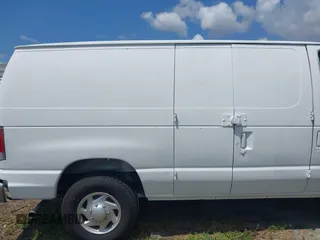2013 Ford Econoline Cargo Commercial z VIN 1FTNE2EW8DDB01110, wystawiony jako IAAI lot #42290270 z przebiegiem 241 988 mil mil oraz . Historia ofert i sprzedaży dostępna na DreamBid. Obrazek 13.