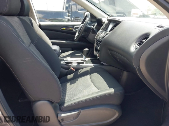 2018 Nissan Pathfinder S z VIN 5N1DR2MN5JC657803, wystawiony jako IAAI lot #42051833 z przebiegiem 192 355 mil mil oraz . Historia ofert i sprzedaży dostępna na DreamBid. Obrazek 5.