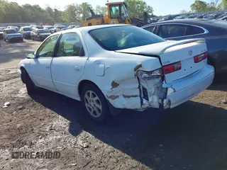 1999 Toyota Camry LE z VIN 4T1BF28K5XU930080, wystawiony jako IAAI lot #41986577 z przebiegiem 145 224 mil mil oraz . Historia ofert i sprzedaży dostępna na DreamBid. Obrazek 3.