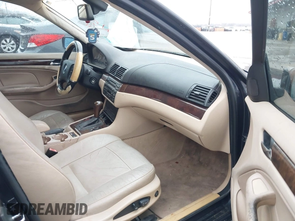 2005 BMW 3 Series 325i with VIN WBAEV33445KW16557, listed as a IAAI auction lot 41563840 with 228,001 mi miles. Bid and sale history available at carsss.com. Image 5.