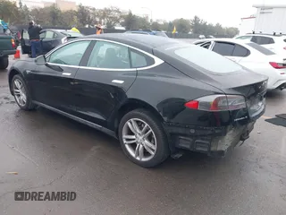 2013 Tesla Model S с VIN 5YJSA1CN0DFP20408, выставлен на аукционе IAAI как лот 41524470 с пробегом Не указан миль и . История ставок и продаж доступна на DreamBid. Изображение 3.
