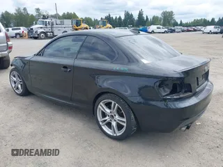 2012 BMW 1 Series 135i z VIN WBAUC9C53CVM12132, wystawiony jako IAAI lot #42532448 z przebiegiem Nie podano mil oraz . Historia ofert i sprzedaży dostępna na DreamBid. Obrazek 3.