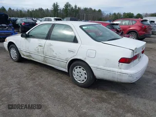 1998 Toyota Camry LE z VIN 4T1BG22K2WU225323, wystawiony jako IAAI lot #41884893 z przebiegiem 262 222 mil mil oraz . Historia ofert i sprzedaży dostępna na DreamBid. Obrazek 3.