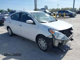 2017 Nissan Versa S Plus z VIN 3N1CN7AP5HL843194, wystawiony jako IAAI lot #41720481 z przebiegiem 146 359 mil mil oraz . Historia ofert i sprzedaży dostępna na DreamBid. Obrazek 1.