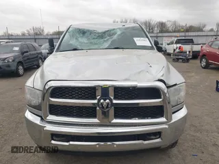 2015 Ram 2500 Tradesman z VIN 3C6UR5CL7FG557414, wystawiony jako IAAI lot #41829862 z przebiegiem 106 106 mil mil oraz . Historia ofert i sprzedaży dostępna na DreamBid. Obrazek 12.