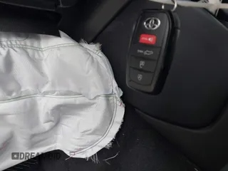 2024 Toyota Land Cruiser z VIN JTEABFAJ9RK015313, wystawiony jako IAAI lot #41573592 z przebiegiem 11 124 mil mil oraz . Historia ofert i sprzedaży dostępna na DreamBid. Obrazek 11.