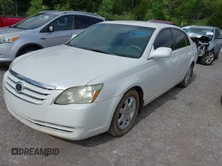 2005 Toyota Avalon XL z VIN 4T1BK36B35U008098, wystawiony jako IAAI lot #42361400 z przebiegiem 248 551 mil mil oraz . Historia ofert i sprzedaży dostępna na DreamBid. Obrazek 2.