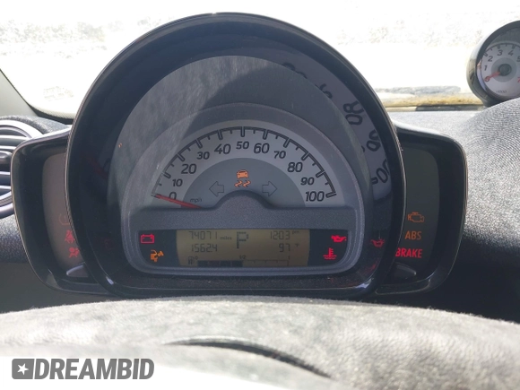 2013 Smart fortwo Pure with VIN WMEEJ3BA1DK632883, listed as a IAAI auction lot 42102529 with 74,071 mi miles. Bid and sale history available at carsss.com. Image 7.