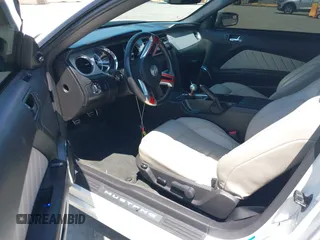 2013 Ford Mustang V6 z VIN 1ZVBP8AM4D5271864, wystawiony jako IAAI lot #42427887 z przebiegiem 149 530 mil mil oraz . Historia ofert i sprzedaży dostępna na DreamBid. Obrazek 5.
