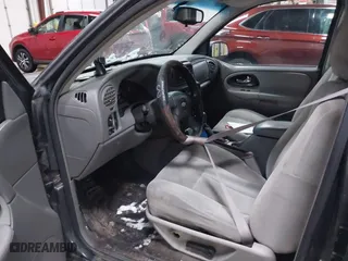 2005 Chevrolet TrailBlazer LS with VIN 1GNET16S356162017, listed as a IAAI auction lot 41148035 with 210,125 mi miles. Bid and sale history available at carsss.com. Image 5.