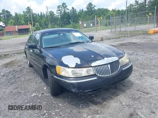 1999 Lincoln Town Car Executive z VIN 1LNHM81W9XY684966, wystawiony jako IAAI lot #42448736 z przebiegiem 175 698 mil mil oraz . Historia ofert i sprzedaży dostępna na DreamBid. Obrazek 1.