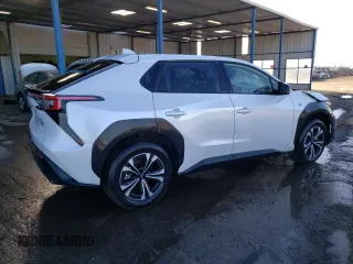 2023 Subaru Solterra Premium z VIN JTMABABA8PA026361, wystawiony jako Copart lot #73101264 z przebiegiem 11 342 mil mil oraz Czysty tytuł • Clean title. Historia ofert i sprzedaży dostępna na DreamBid. Obrazek 3.