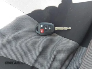 2016 Toyota Corolla L z VIN 5YFBURHE9GP526077, wystawiony jako IAAI lot #42300498 z przebiegiem 174 275 mil mil oraz . Historia ofert i sprzedaży dostępna na DreamBid. Obrazek 11.