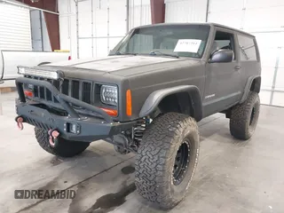 1999 Jeep Cherokee SE z VIN 1J4FF27S0XL575410, wystawiony jako IAAI lot #42787311 z przebiegiem 174 830 mil mil oraz . Historia ofert i sprzedaży dostępna na DreamBid. Obrazek 2.